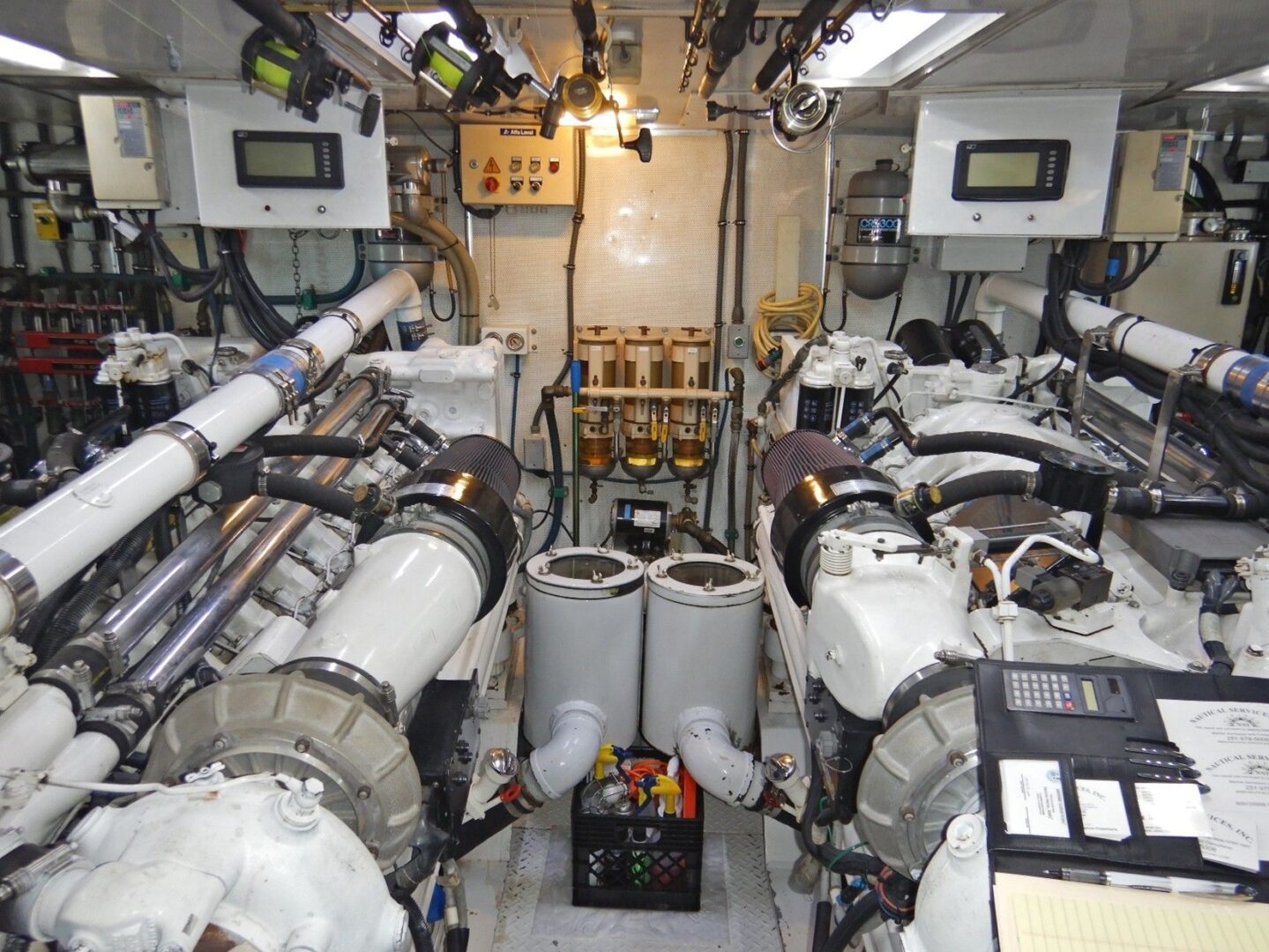 A room filled with pipes and valves in the middle of it.